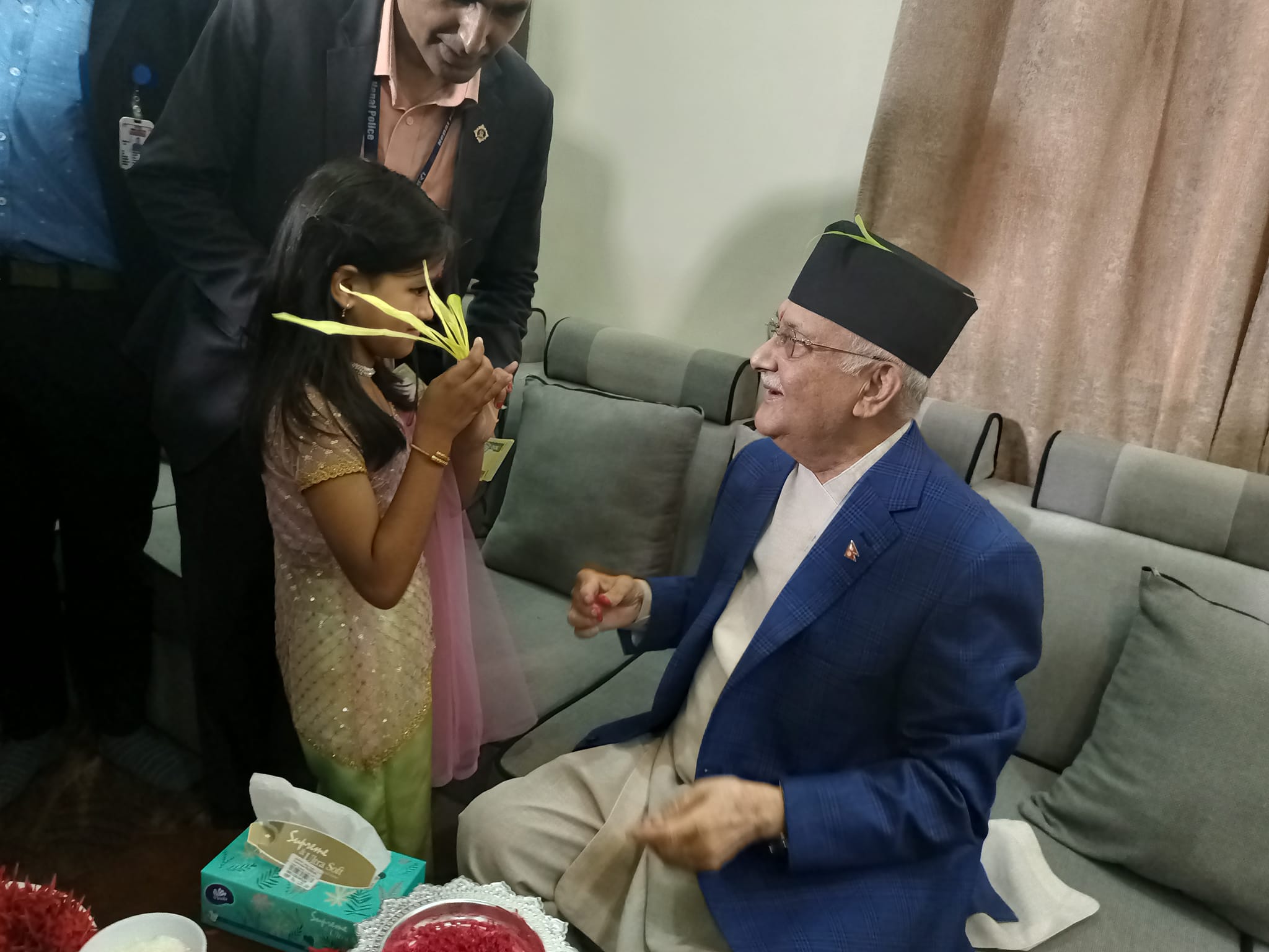 दमकमा ओलीसँग टीका थाप्नेकाे भीड,  बालबालिका पनि लामबद्ध (तस्वीरहरू)